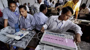 वोटिंग बूथ पर तैयारी...- India TV Hindi