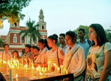<p class="MsoNormal">People gather during a candlelight...- India TV Hindi