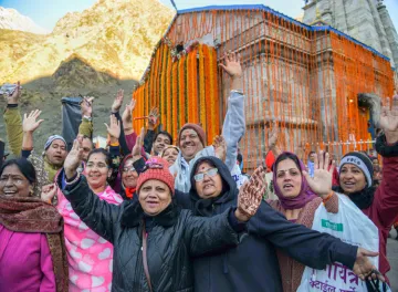 <p>Pigrims gather as the portals to the Kedarnath shrine...- India TV Hindi