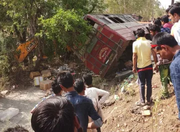 <p>collision between a truck and bus in Madhya Pradesh's...- India TV Hindi
