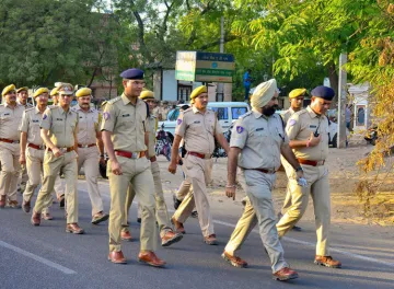<p>Police personnel march</p> <p> </p>- India TV Hindi