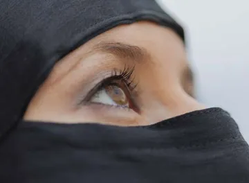 <p>Remove the hijab of a Muslim girl in America</p>- India TV Hindi