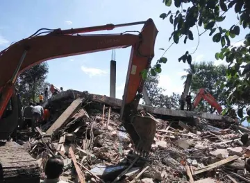 <p> building collapse in Indonesia 7 die including 6...- India TV Hindi