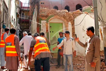 Historic Ahmadi mosque demolished by Sunni extremists in Pakistan | AP- India TV Hindi