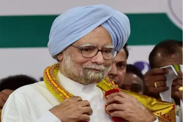 Central Government is not giving the benefits of the reduced oil prices to the public: Manmohan Sing- India TV Hindi