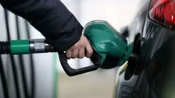Oil companies cut Petrol and Diesel price first time after 16 days- India TV Paisa