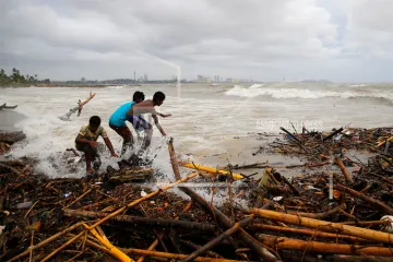 Sri Lanka storms, landslides kill 7, leave 1000 displaced | AP- India TV Hindi
