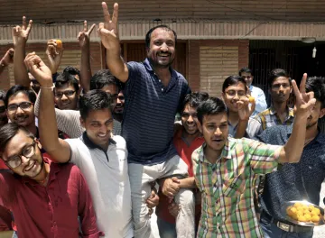 <p>Super 30 founder Anand Kumar and his students celebrate...- India TV Hindi