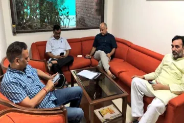 Arvind Kejriwal, ministers stage sit-in at LG office- India TV Hindi
