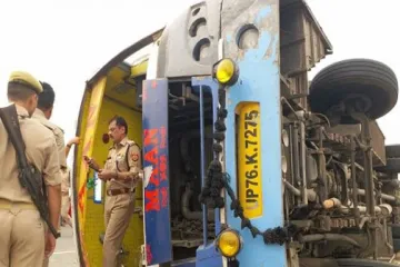 Uttar Pradesh: Uncontrolled tourist bus turns turtle in Mainpuri, several dead- India TV Hindi