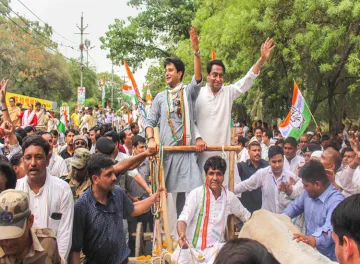 <p>Kamal Nath and Jyotiraditya Scindia ride on bullock cart...- India TV Hindi