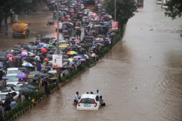 Pre-monsoon rains lash Mumbai again, flights hit- India TV Hindi