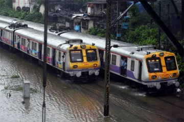 Incessant rain throws life out of gear in Mumbai- India TV Hindi