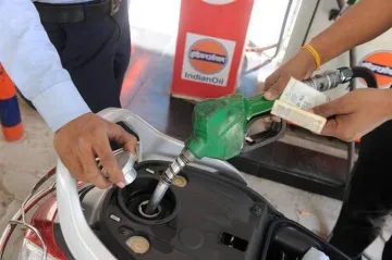 Petrol price falls below Rs 78 on Monday in Delhi- India TV Paisa
