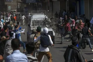 Jammu and Kashmir: CRPF vehicle attacked by protesters, grenade attack at 5 places- India TV Hindi