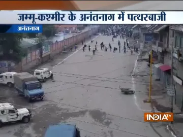 Jammu and Kashmir: Massive stone pelting amid Eid prayers in Anantnag- India TV Hindi