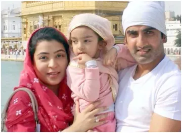 <p>पत्नी और बेटी के साथ...- India TV Hindi