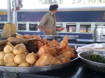 Food on Railway Stations- India TV Paisa