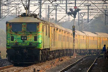 कैग ने फ्लेक्सी फेयर पर रेलवे को लगाई फटकार, कहा लोग विमान से यात्रा को हो रहे मजबूर- India TV Hindi