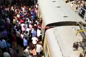 ट्रेन के पायदान पर यात्रा कर रहे 5 यात्रियों की दीवार से टकराकर मौत- India TV Hindi