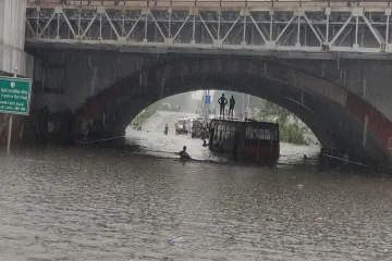 <p>Delhi: A bus got stuck in a waterlogged road under Minto...- India TV Hindi