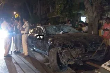 मुंबई में तेज रफ्तार जगुआर ने 4 को कुचला, डेढ़ करोड़ की कार को लोगों ने बना दिया कबाड़- India TV Hindi