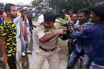 बंगाल में PM मोदी की रैली में जाने से रोका, बीजेपी समर्थकों ने पुलिस वाले को बीच सड़क पर दौड़ा-दौड़ा- India TV Hindi