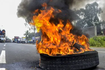 <p>Maratha Kranti Morcha activists burn a tyre to stop...- India TV Hindi