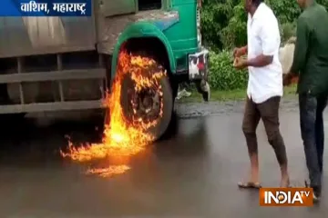<p>Workers of Swabhimani Shetkari Sangathna set ablaze a...- India TV Hindi