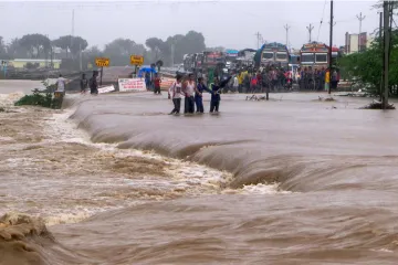 16 राज्यों में बारिश का सिलसिला जारी, एमपी, छत्तीसगढ़, गुजरात में भारी बारिश की चेतावनी- India TV Hindi