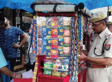 <p>Assam Police starts fining public smokers</p>- India TV Hindi