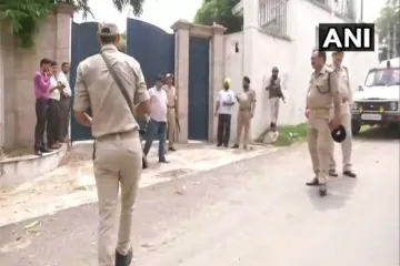 जम्मू-कश्मीर के पूर्व मुख्यमंत्री फारूक अब्दुल्ला के घर घुसा घुसपैठिया, सुरक्षाबलों ने मारी गोली- India TV Hindi