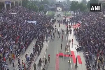 <p>Punjab: Huge crowd gathers at Attari-Wagah border to...- India TV Hindi