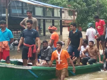 <p>बाढ़ में मदद करते संघ...- India TV Hindi