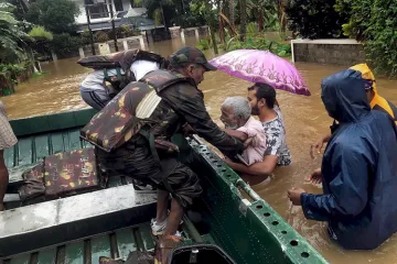 <p>India Army personnel rescue flood affected people in...- India TV Hindi
