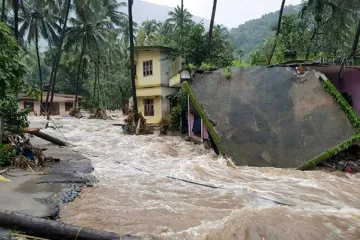 केरल में रेड अलर्ट जारी, बाढ़ से मरने वालों की संख्या 67 हुई, कोचीन हवाईअड्डा शनिवार तक बंद- India TV Hindi