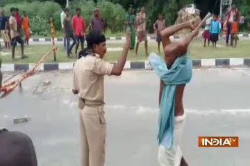 बिहार: पुलिस पर पब्लिक का 'लाठीचार्ज', कहीं दारोगा पिटा, तो कहीं कांस्टेबल- India TV Hindi