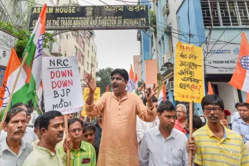 <p>Congress activists raise slogans during a protest...- India TV Hindi