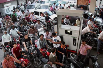 भारत दूसरे देशों को आधे दाम पर बेच रहा पेट्रोल व डीजल, RTI में खुलासा- India TV Hindi
