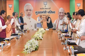<p>Prime Minister Narendra Modi being welcomed by BJP...- India TV Hindi
