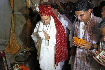 <p>Congress President Rahul Gandhi offers prayers at the...- India TV Hindi