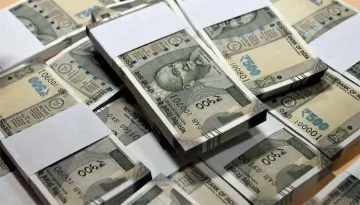 Rupee falls to record low against US Dollar- India TV Paisa