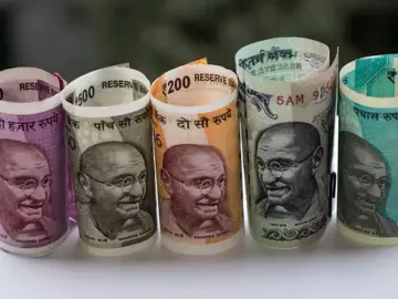 Rupee falls more than 100 paisa against US Dollar on Monday- India TV Paisa