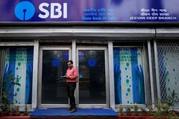 SBI reports net loss of Rs 4876 in June quarter- India TV Paisa