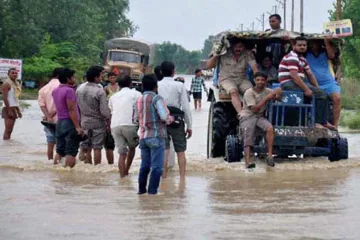 उत्तर प्रदेश में भारी बारिश से रेल व सड़क यातायात प्रभावित- India TV Hindi