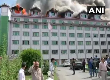 जम्मू-कश्मी, श्रीनगर, पंपोश होटल में लगी भीषण आग- India TV Hindi