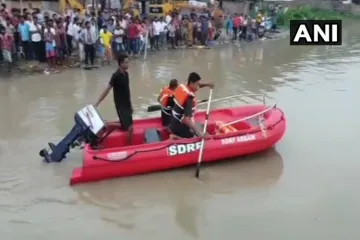 <p>Assam: A boat capsized in Brahmaputra river in North...- India TV Hindi