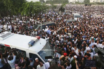 Pakistan: Thousands attend funeral prayers of Nawaz Sharif wife Kulsoom Nawaz in Lahore | AP- India TV Hindi