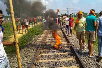 <p>Swarn Sena activist burn tyres on the railway tracks to...- India TV Hindi
