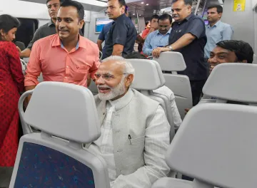 <p>PM Narendra Modi rides metro from Dhaula Kuan to...- India TV Hindi